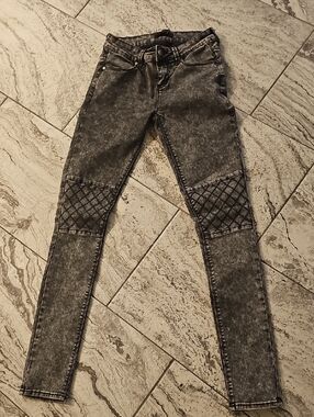 Forever 21 Black Acid-Wash Quilted Knee Skinny Jeans